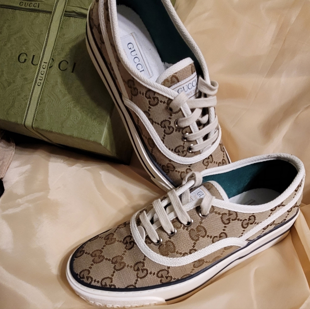 NEW! ❤️ GUCCI TENNIS SHOES IN Original Box!